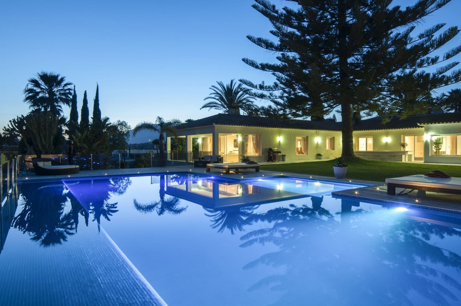 8 soverom Villa til salgs i Marbella med svømmebasseng garasje - € 4 500 000 (Ref: 9543154)