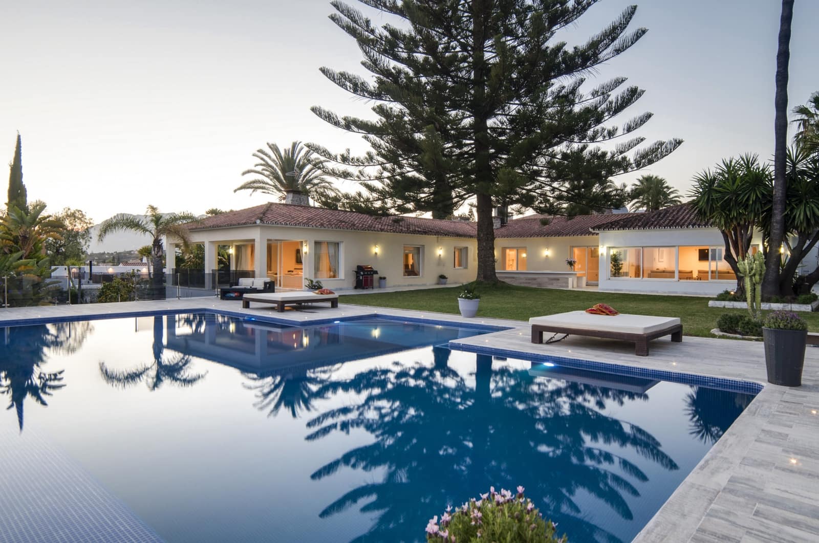 8 soverom Villa til salgs i Marbella med svømmebasseng garasje - € 4 500 000 (Ref: 9543154)