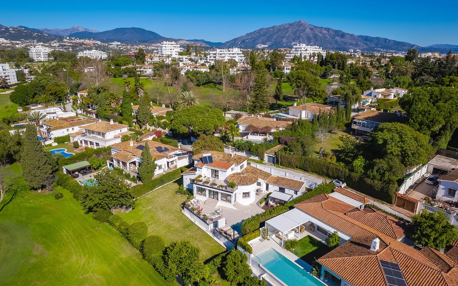 4 quarto Moradia para venda em Guadalmina com piscina garagem - 2 595 000 € (Ref: 9543155)