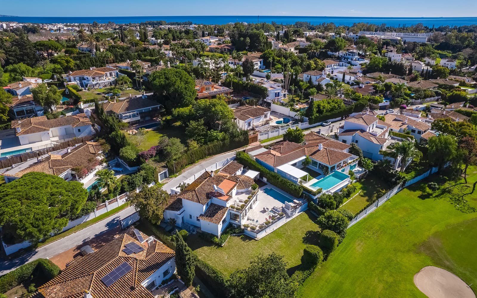 4 bedroom Villa for sale in Guadalmina with pool garage - € 2,395,000 (Ref: 9543155)