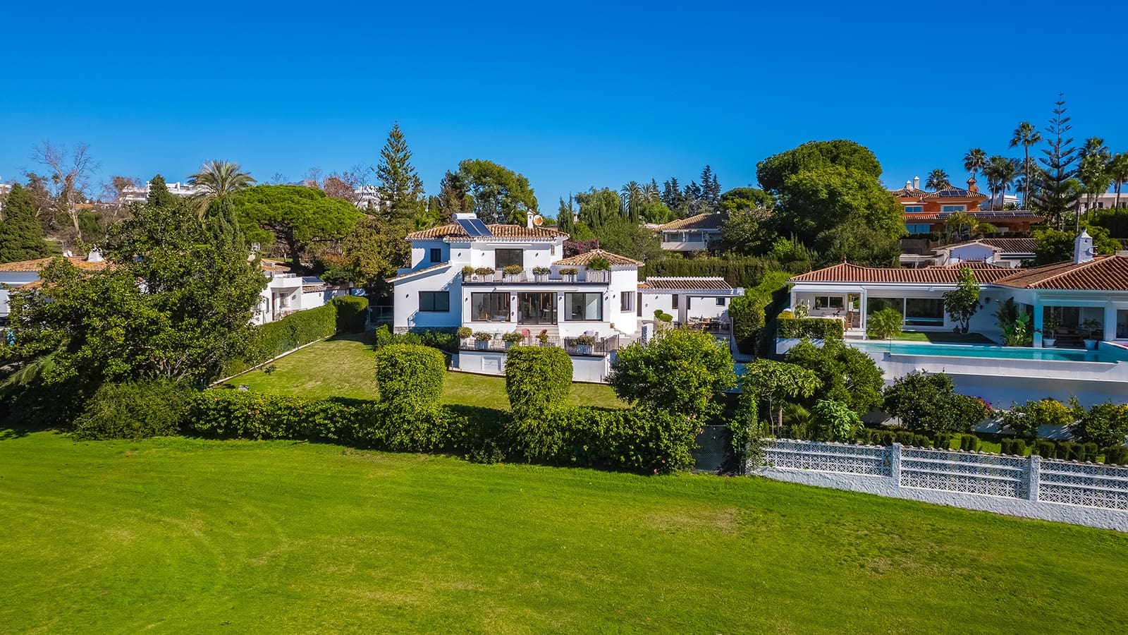 4 bedroom Villa for sale in Guadalmina with pool garage - € 2,395,000 (Ref: 9543155)