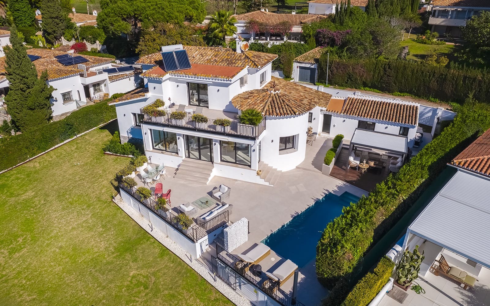 4 bedroom Villa for sale in Guadalmina with pool garage - € 2,395,000 (Ref: 9543155)
