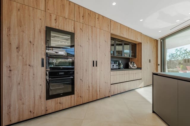 3 soveværelse Villa til salg i Málaga by med swimmingpool garage - € 3.000.000 (Ref: 9557767)