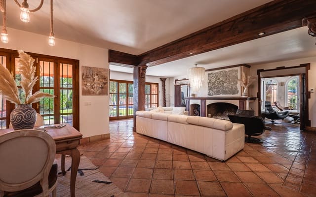 5 bedroom Villa for sale in Marbella with pool garage - € 2,295,000 (Ref: 9590848)