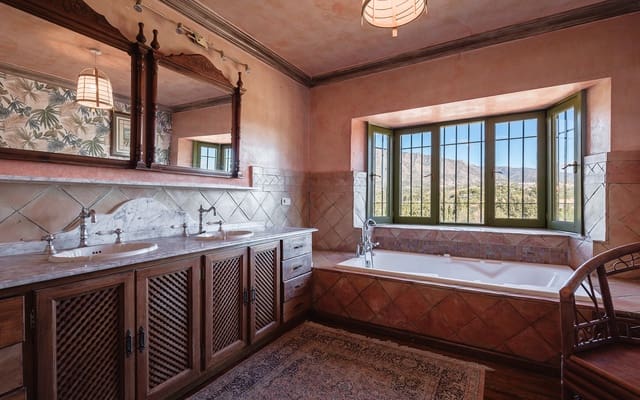 5 bedroom Villa for sale in Marbella with pool garage - € 2,295,000 (Ref: 9590848)