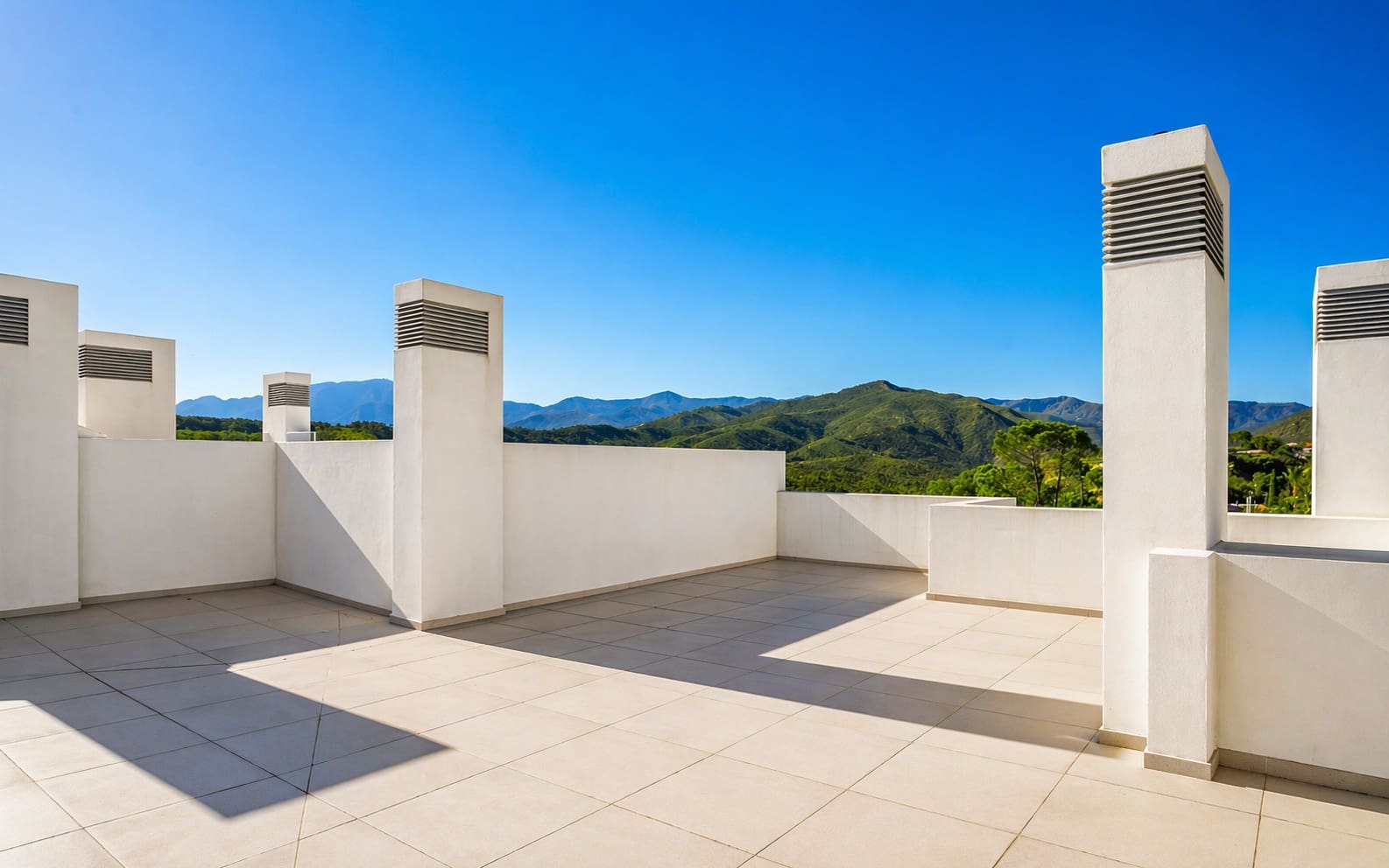 4 bedroom Penthouse for sale in Benahavis with pool garage - € 1,400,000 (Ref: 9594798)