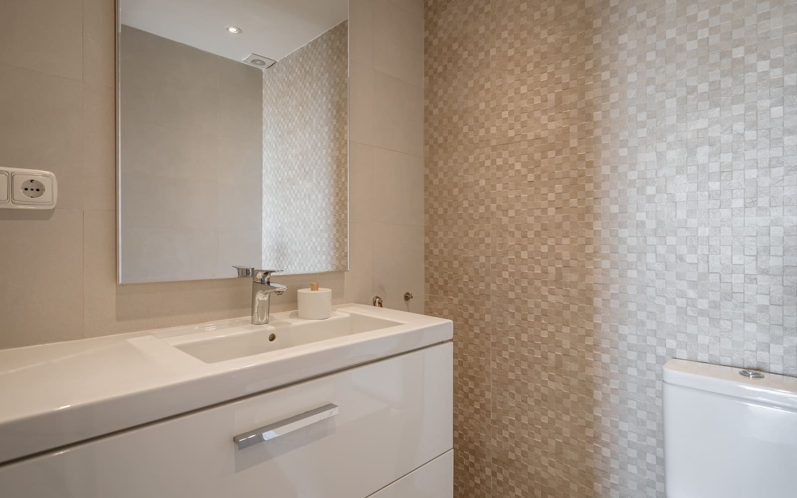 4 sypialnia Willa na sprzedaż w Nueva Andalucia z basenem garażem - 2 195 000 € (Ref: 9615231)