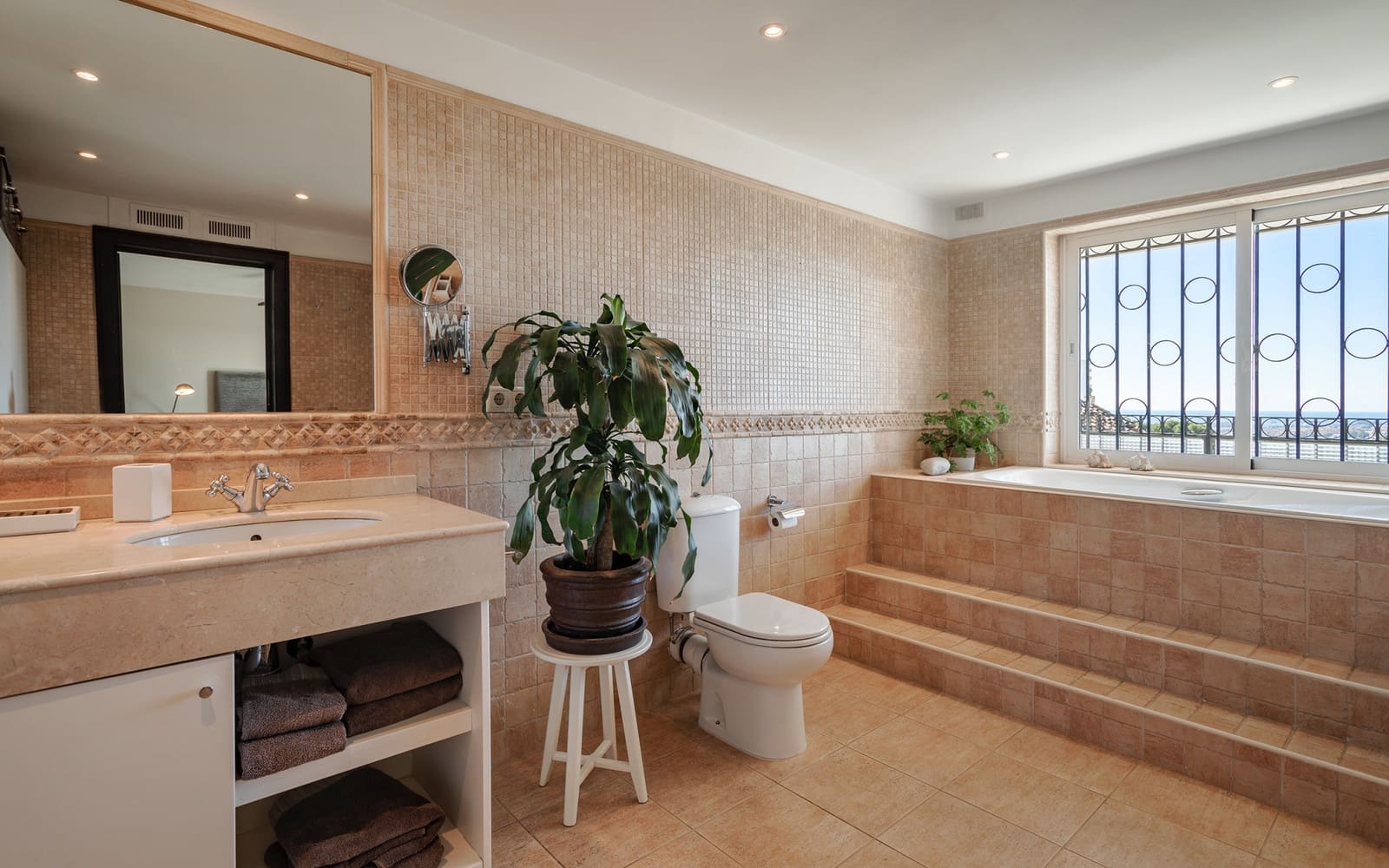 4 sypialnia Willa na sprzedaż w Nueva Andalucia z basenem garażem - 2 195 000 € (Ref: 9615231)