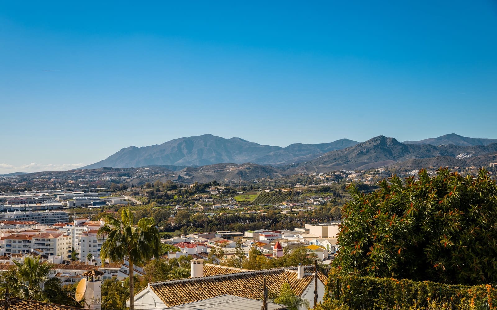 4 sypialnia Willa na sprzedaż w Nueva Andalucia z basenem garażem - 2 195 000 € (Ref: 9615231)