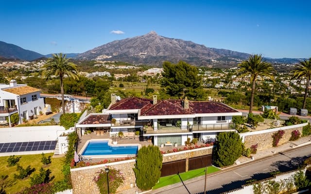 4 sypialnia Willa na sprzedaż w Nueva Andalucia, Marbella z basenem garażem - 2 195 000 € (Ref: 9615231)