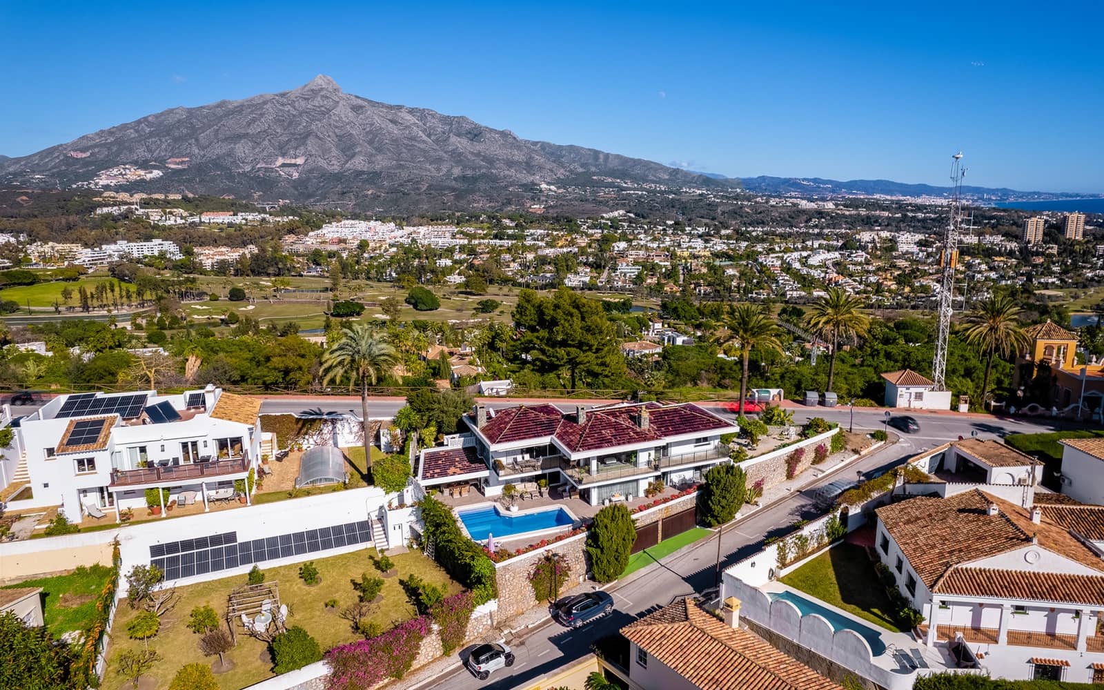 4 sypialnia Willa na sprzedaż w Nueva Andalucia z basenem garażem - 2 195 000 € (Ref: 9615231)