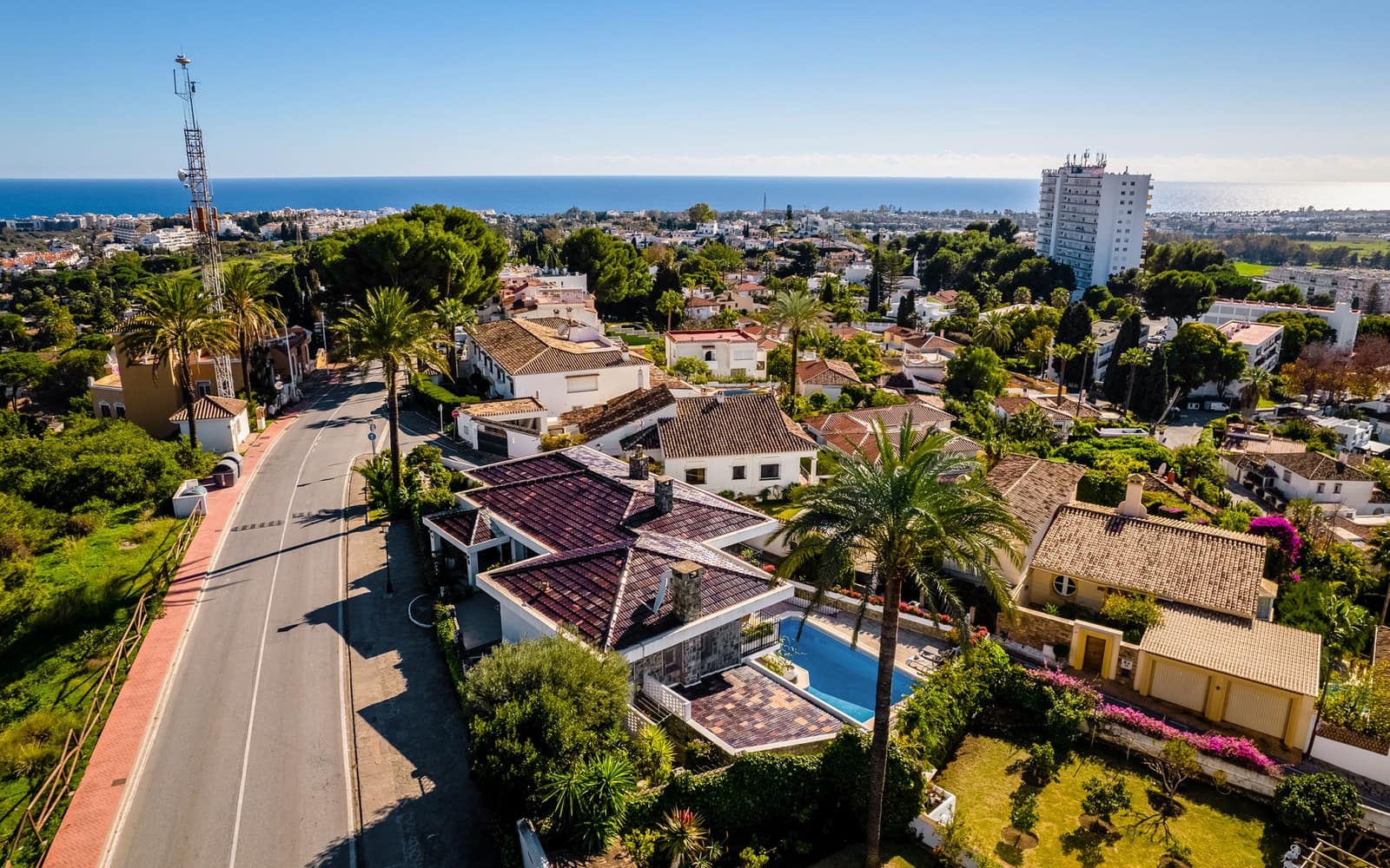 4 sypialnia Willa na sprzedaż w Nueva Andalucia z basenem garażem - 2 195 000 € (Ref: 9615231)