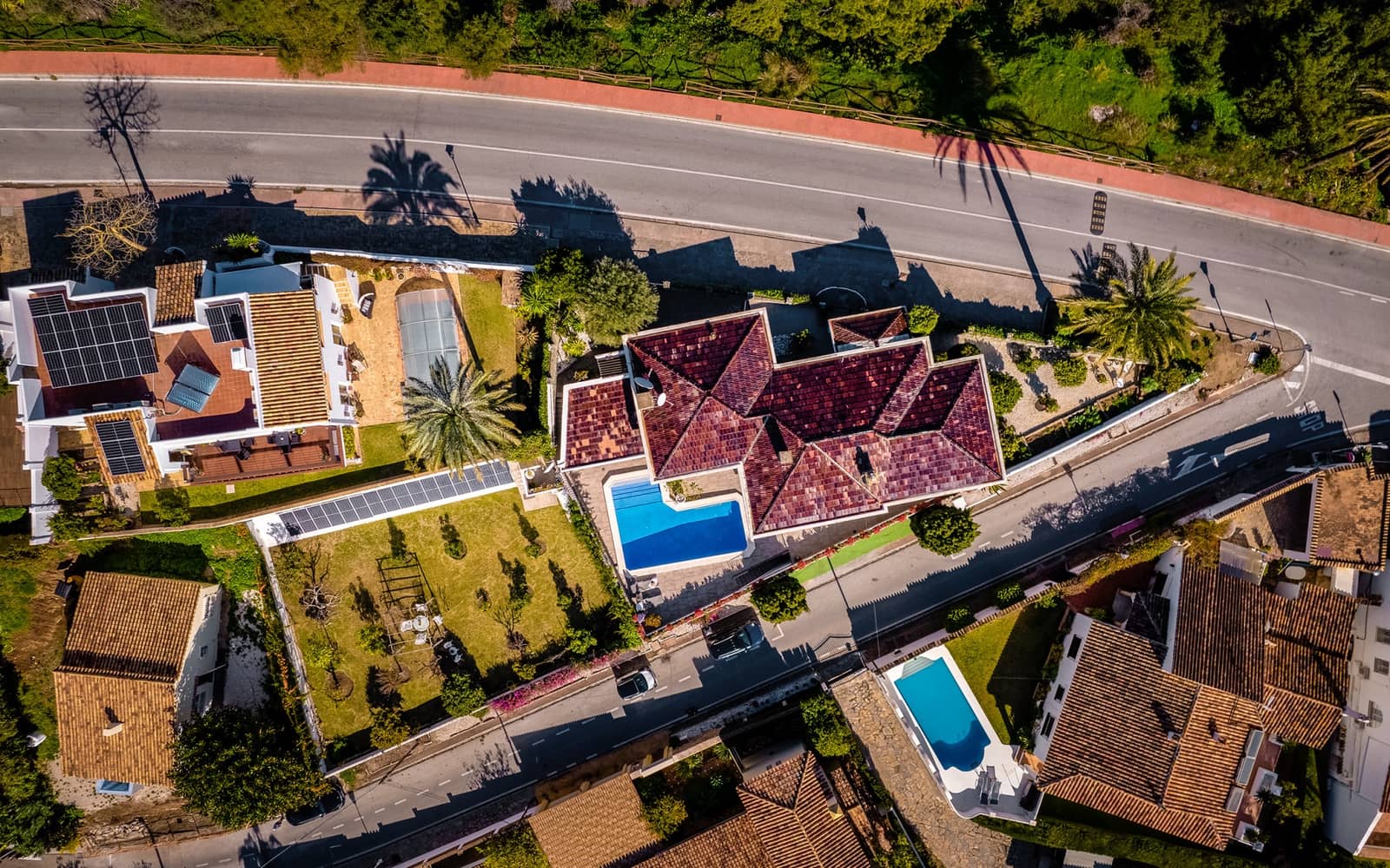 4 sypialnia Willa na sprzedaż w Nueva Andalucia z basenem garażem - 2 195 000 € (Ref: 9615231)