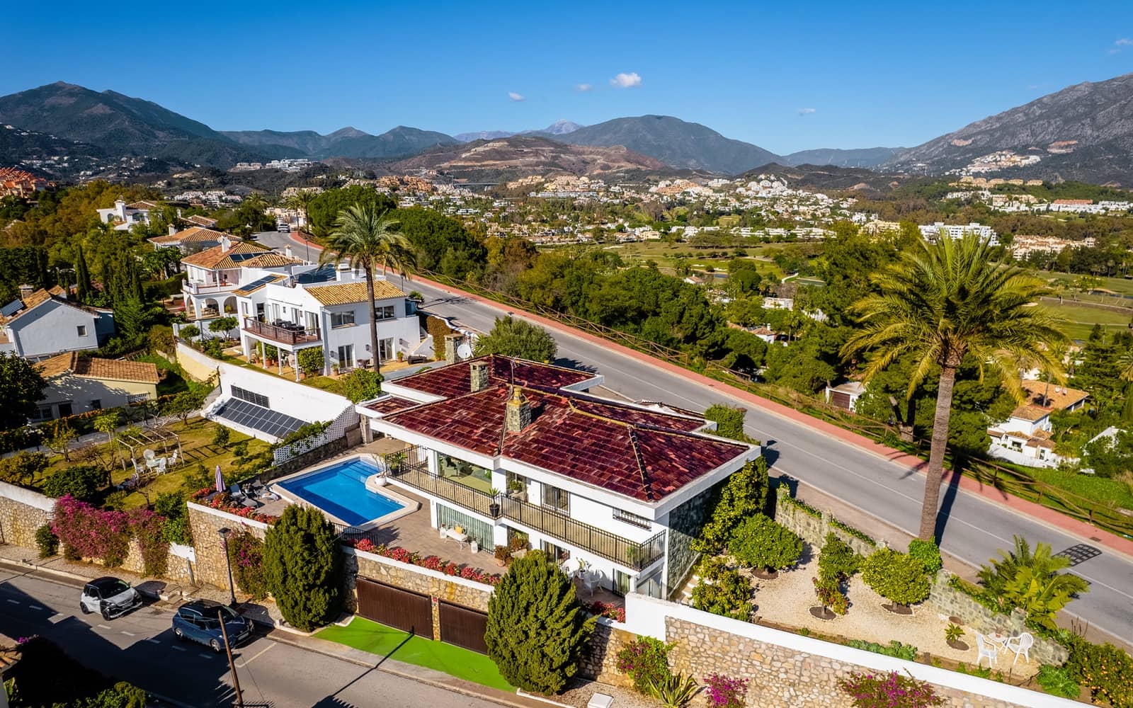 4 bedroom Villa for sale in Nueva Andalucia with pool garage - € 2,195,000 (Ref: 9615231)