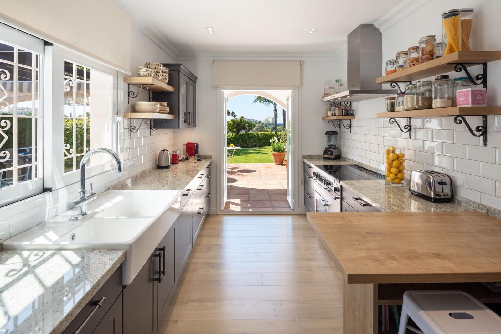 5 bedroom Villa for sale in Marbella with pool garage - € 1,795,000 (Ref: 9622353)