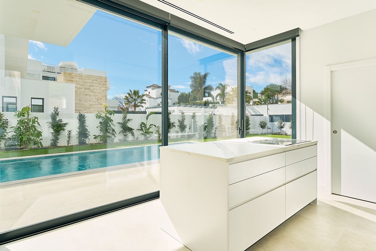 4 sypialnia Willa na sprzedaż w Estepona z basenem garażem - 2 100 000 € (Ref: 9666138)