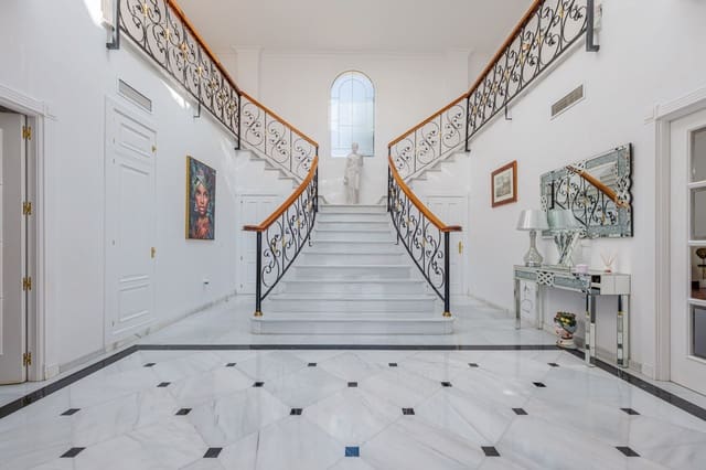 8 soverom Villa til salgs i Puerto de la Torre, Málaga by med svømmebasseng garasje - € 1 875 000 (Ref: 9701419)