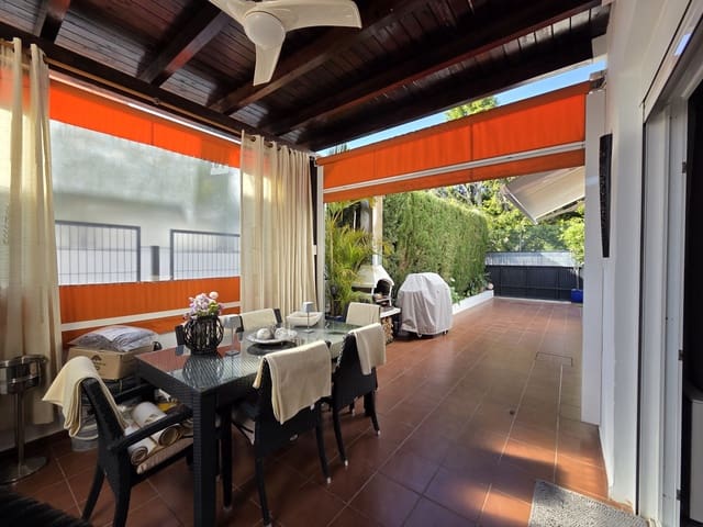 4 soveværelse Byhus til salg i Marbella med swimmingpool garage - € 1.090.000 (Ref: 9758819)