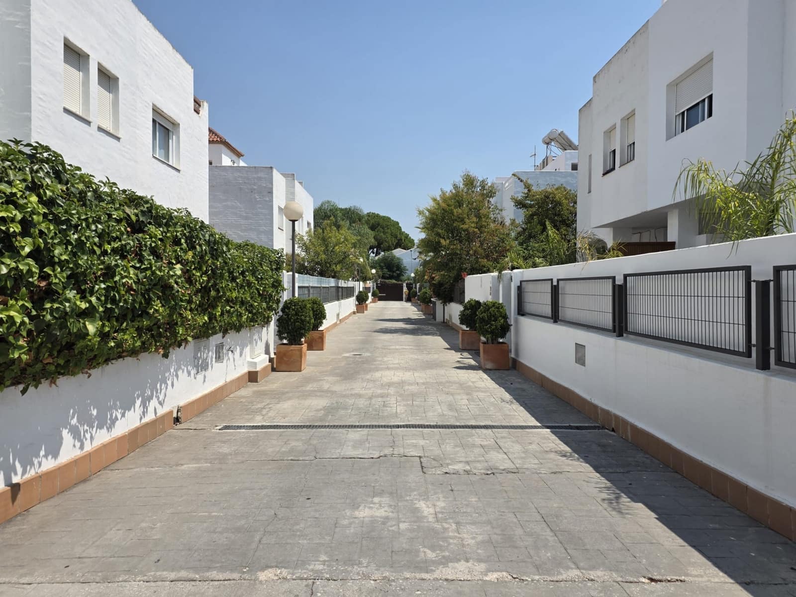 4 bedroom Townhouse for sale in Marbella with pool garage - € 1,090,000 (Ref: 9758819)