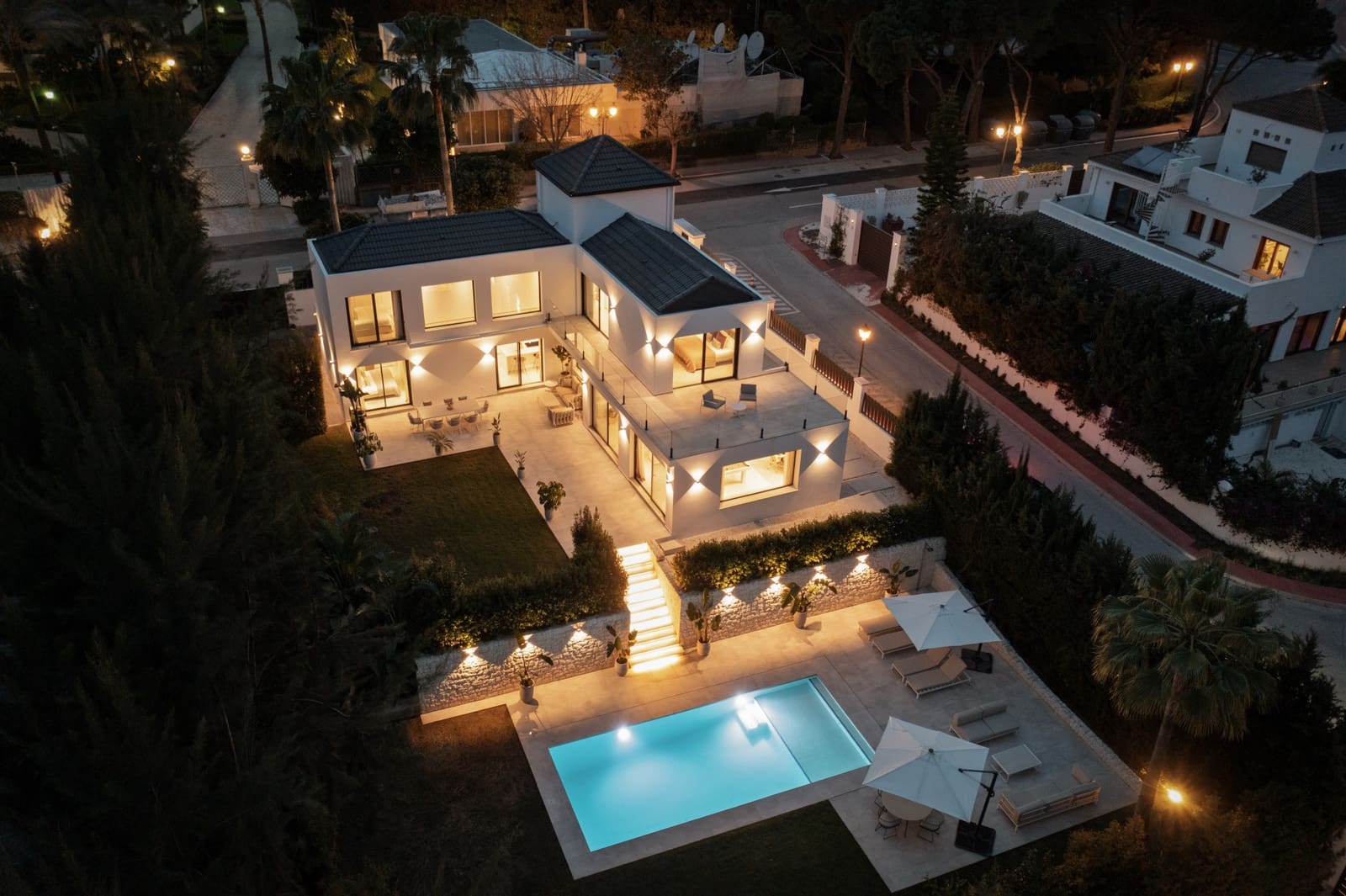 4 sypialnia Willa na sprzedaż w Marbella z basenem garażem - 3 250 000 € (Ref: 9772898)