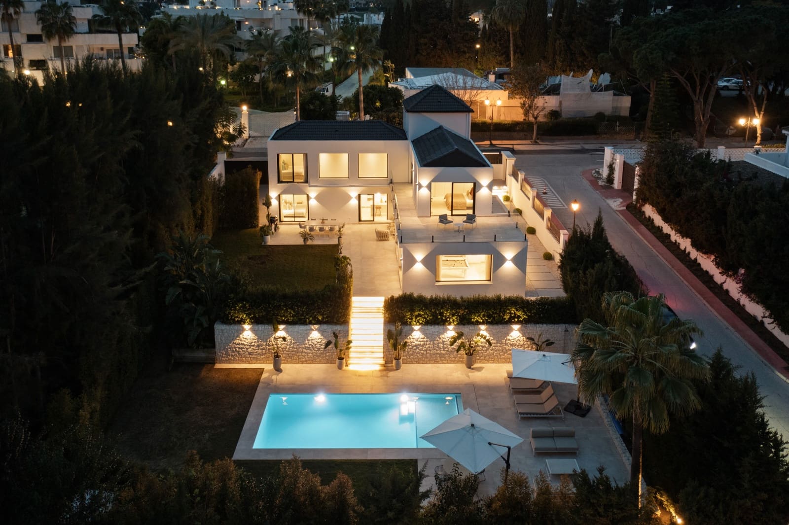 4 sypialnia Willa na sprzedaż w Marbella z basenem garażem - 3 250 000 € (Ref: 9772898)