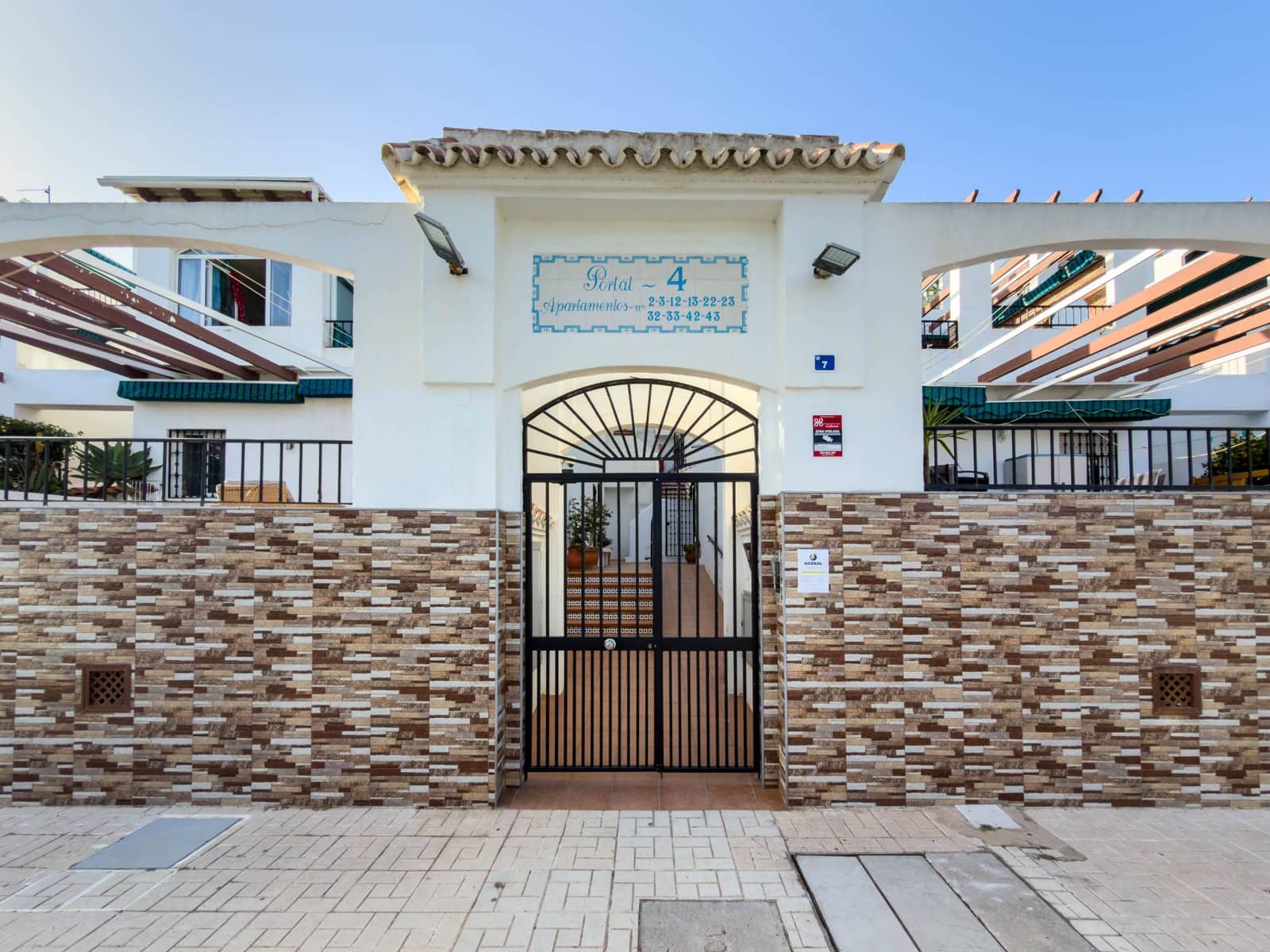 2 Zimmer Apartment zu verkaufen in La Cala de Mijas mit Pool - 289.000 € (Ref: 9796982)