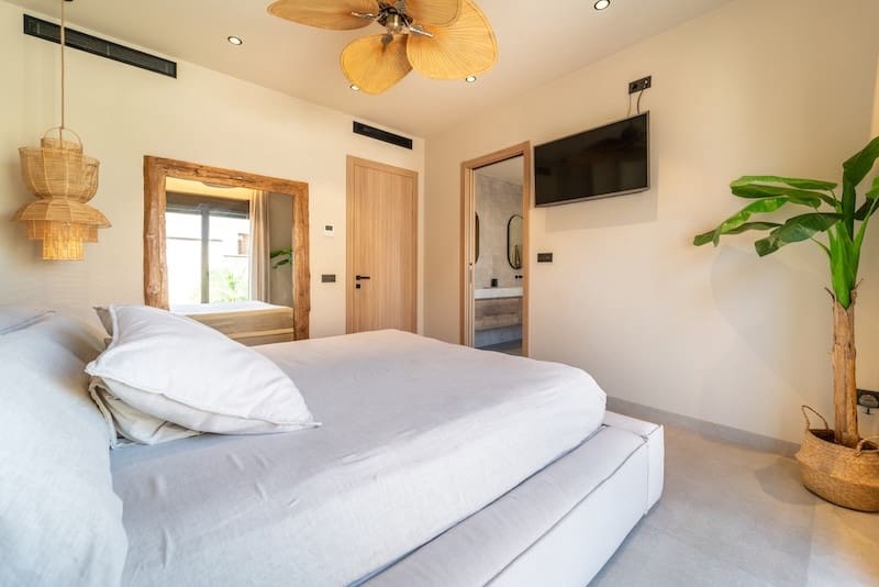 3 bedroom Villa for sale in Alhaurin de la Torre with pool garage - € 1,950,000 (Ref: 9828986)