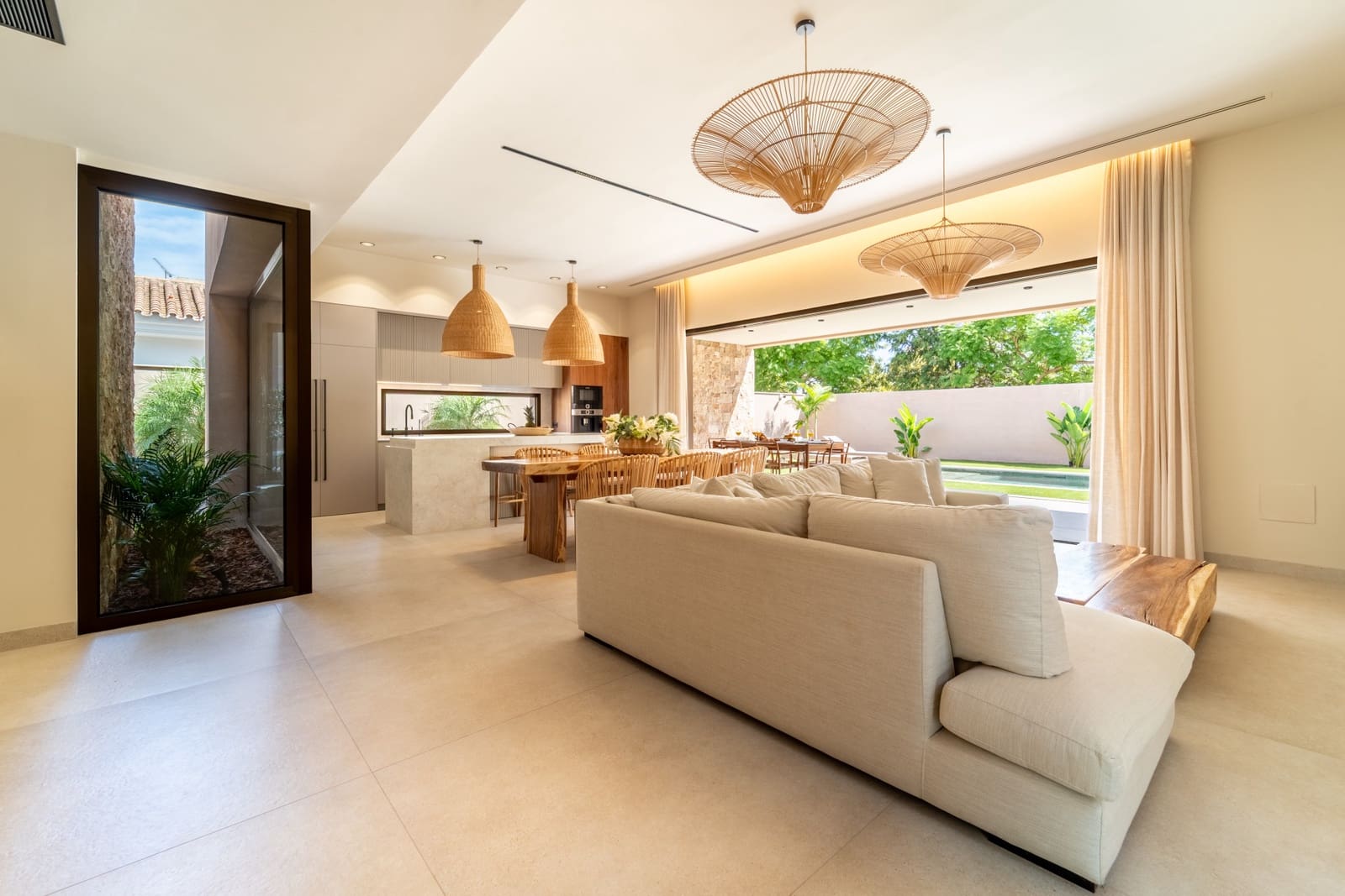 3 bedroom Villa for sale in Alhaurin de la Torre with pool garage - € 1,950,000 (Ref: 9828986)
