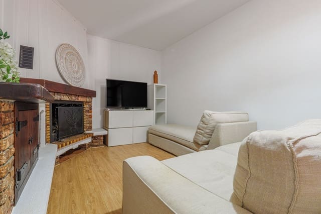 6 soverom Kjedet enebolig til salgs i Puerto de la Torre, Málaga by med garasje - € 599 000 (Ref: 9855317)