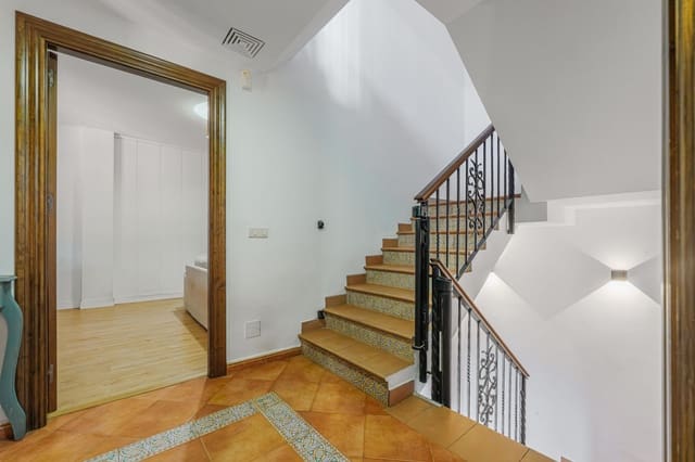 6 soverom Kjedet enebolig til salgs i Puerto de la Torre, Málaga by med garasje - € 599 000 (Ref: 9855317)