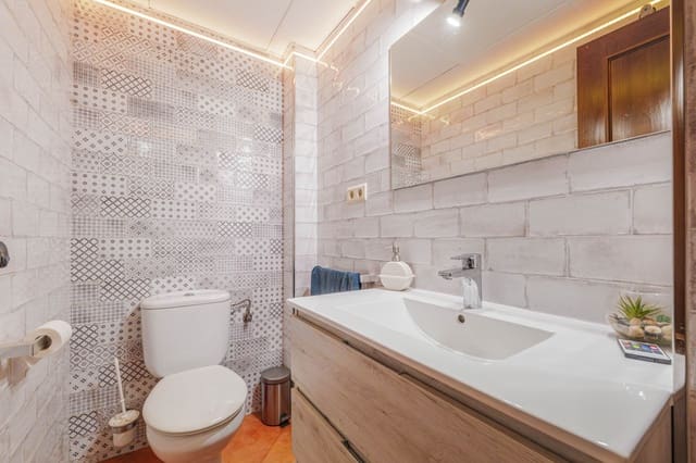 6 soverom Kjedet enebolig til salgs i Puerto de la Torre, Málaga by med garasje - € 599 000 (Ref: 9855317)