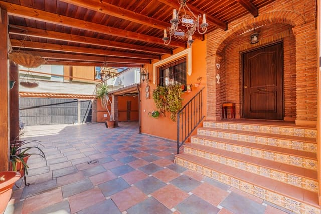 6 bedroom Semi-detached Villa for sale in Puerto de la Torre, Málaga city with garage - € 599,000 (Ref: 9855317)