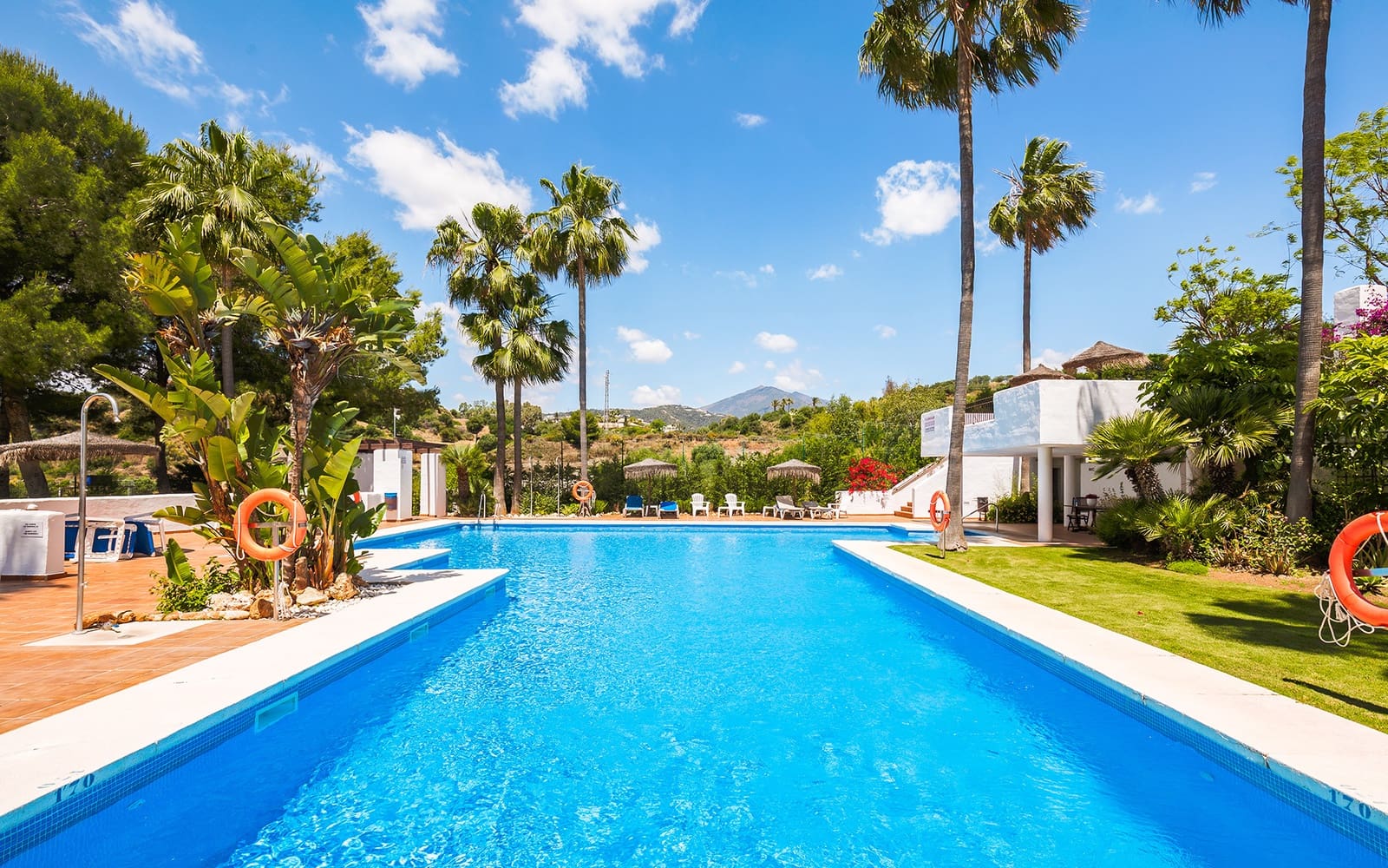 2 bedroom Penthouse for sale in Marbella with pool garage - € 1,250,000 (Ref: 9861756)