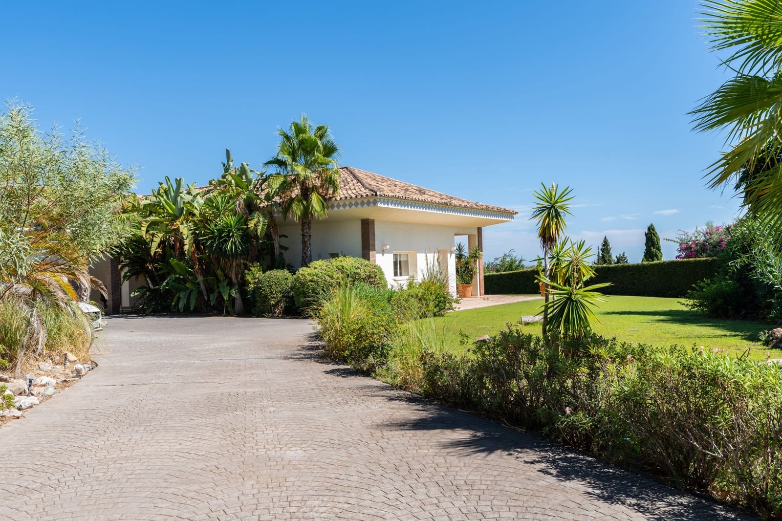 5 bedroom Villa for sale in Benahavis with pool garage - € 4,499,000 (Ref: 9878261)