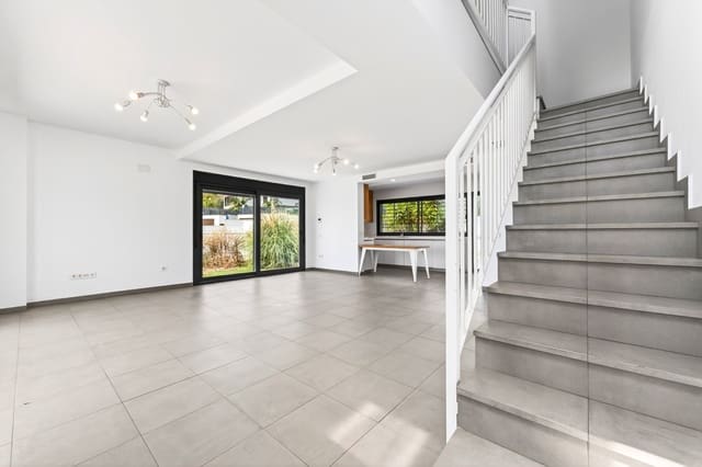4 makuuhuone Paritalo myytävänä paikassa Cerrado de Calderon, Málaga kaupunki mukana uima-altaan 
autotalli - 1 650 000 € (Ref: 9912807)