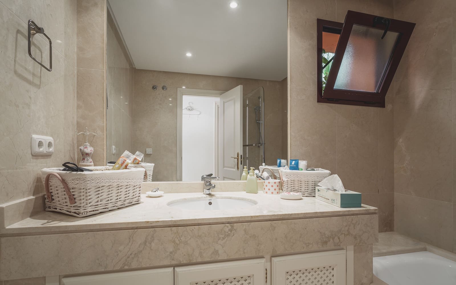 2 bedroom Apartment for sale in Benahavis with pool garage - € 525,000 (Ref: 9933763)