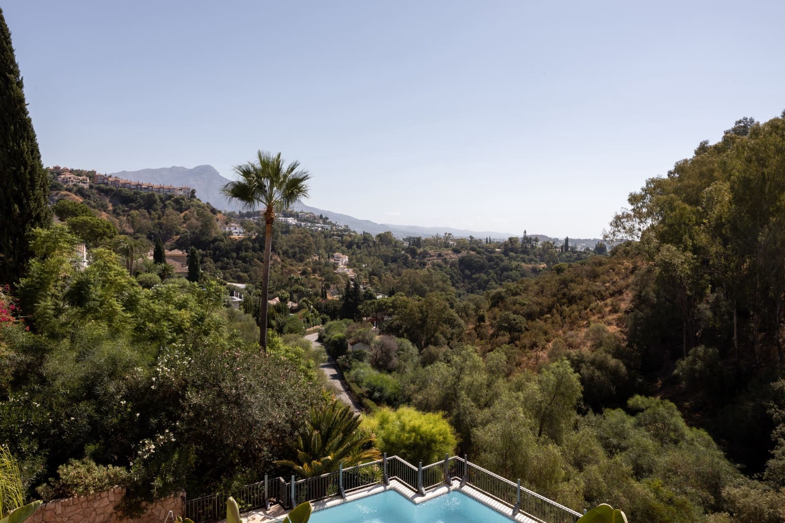 2 bedroom Apartment for sale in Benahavis with pool garage - € 525,000 (Ref: 9933763)