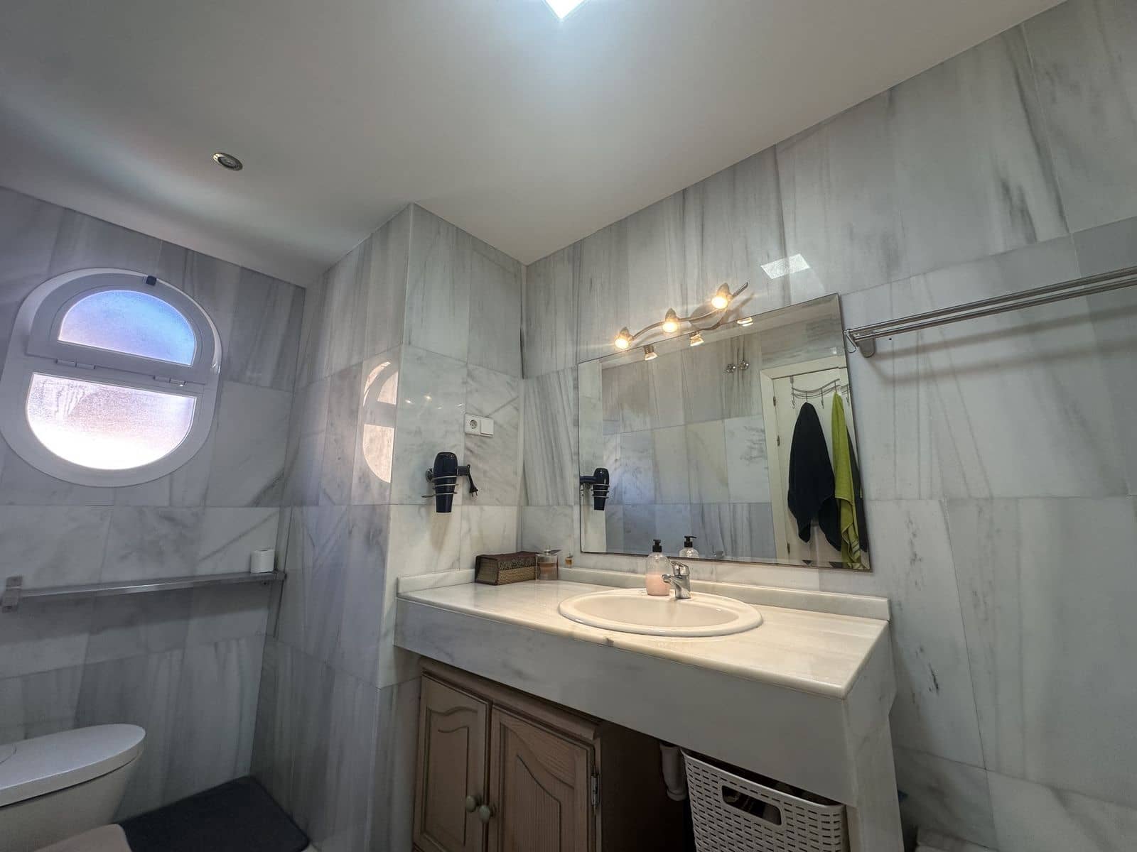 4 chambre Villa/Maison Semi-Mitoyenne à vendre à Riviera del Sol avec piscine garage - 425 000 € (Ref: 10009704)