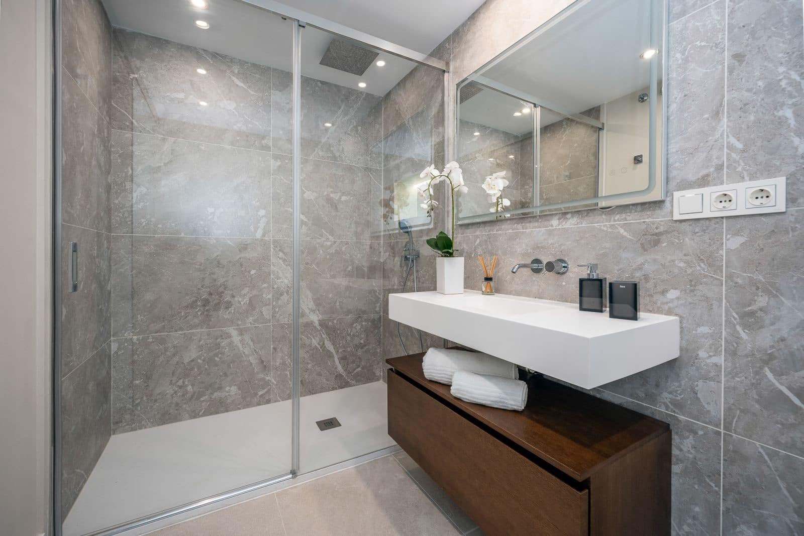 3 sypialnia Penthouse na sprzedaż w Nueva Andalucia z basenem garażem - 995 000 € (Ref: 6804790)