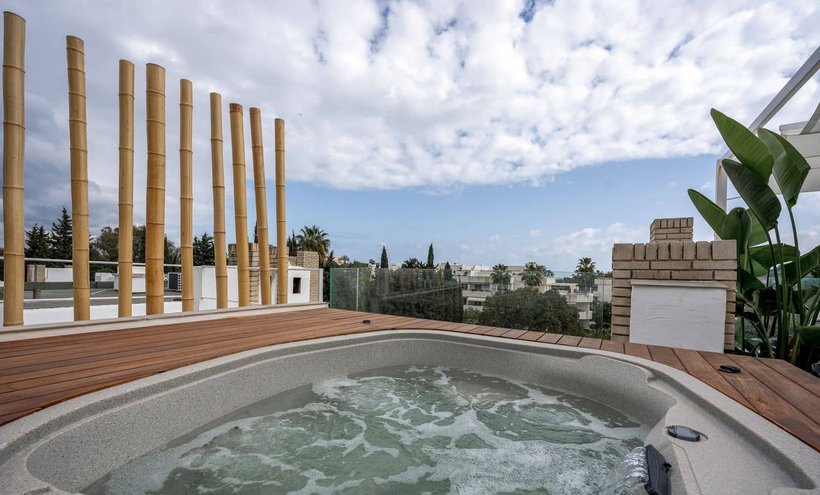 3 sypialnia Penthouse na sprzedaż w Nueva Andalucia z basenem garażem - 995 000 € (Ref: 6804790)