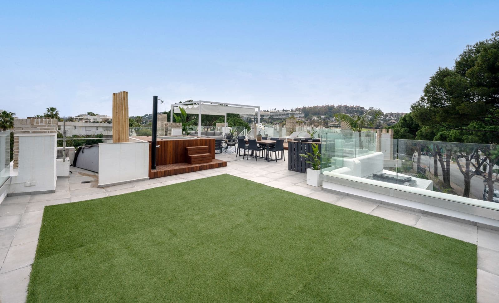 3 sypialnia Penthouse na sprzedaż w Nueva Andalucia z basenem garażem - 995 000 € (Ref: 6804790)