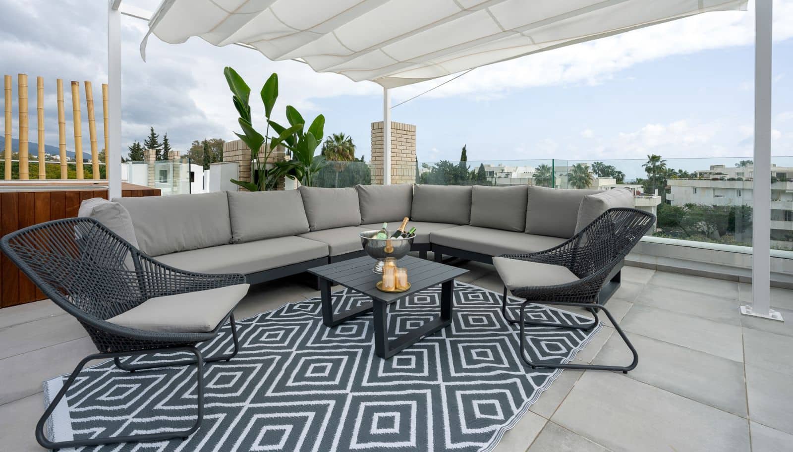 3 sypialnia Penthouse na sprzedaż w Nueva Andalucia z basenem garażem - 995 000 € (Ref: 6804790)