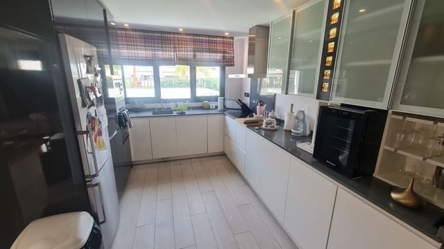 3 makuuhuone Omakotitalo myytävänä paikassa La Cala de Mijas, Mijas mukana uima-altaan 
autotalli - 699 000 € (Ref: 6840376)