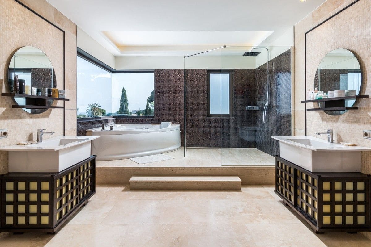 5 sovrum Villa till salu i Nueva Andalucia med pool garage - 2 750 000 € (Ref: 6859586)