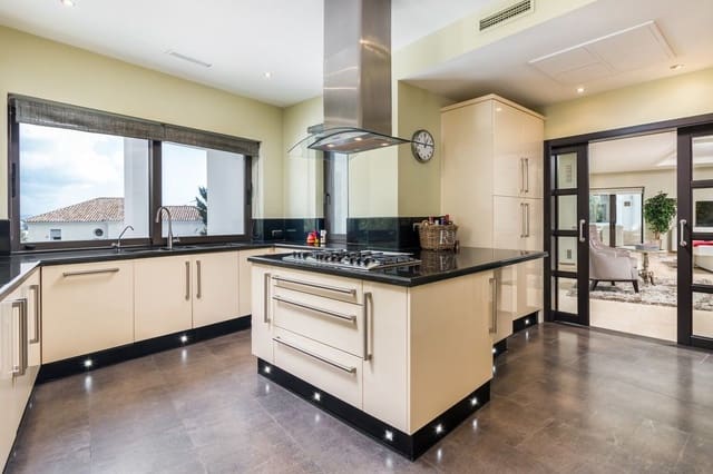 5 sovrum Villa till salu i Nueva Andalucia, Marbella med pool garage - 2 750 000 € (Ref: 6859586)