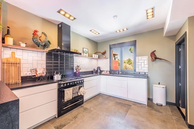 3 soveværelse Villa til salg i Río Real, Marbella med swimmingpool garage - € 1.300.000 (Ref: 7017586)