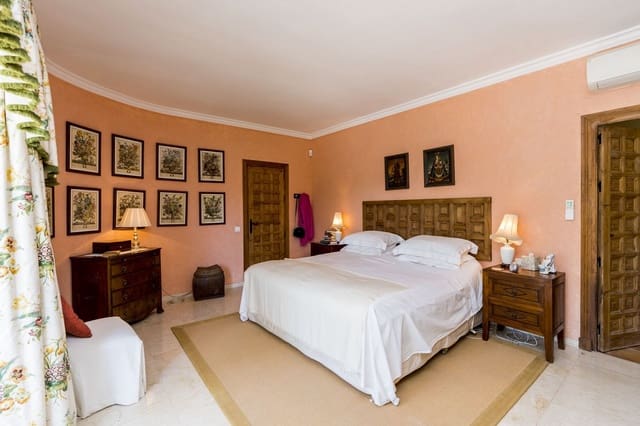 5 makuuhuone Huvila myytävänä paikassa El Paraiso, Estepona mukana uima-altaan 
autotalli - 1 695 000 € (Ref: 7033992)