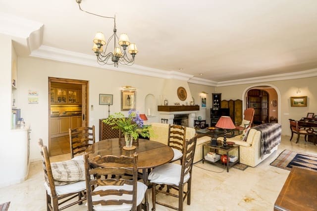 5 makuuhuone Huvila myytävänä paikassa El Paraiso, Estepona mukana uima-altaan 
autotalli - 1 695 000 € (Ref: 7033992)