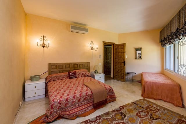 5 makuuhuone Huvila myytävänä paikassa El Paraiso, Estepona mukana uima-altaan 
autotalli - 1 695 000 € (Ref: 7033992)