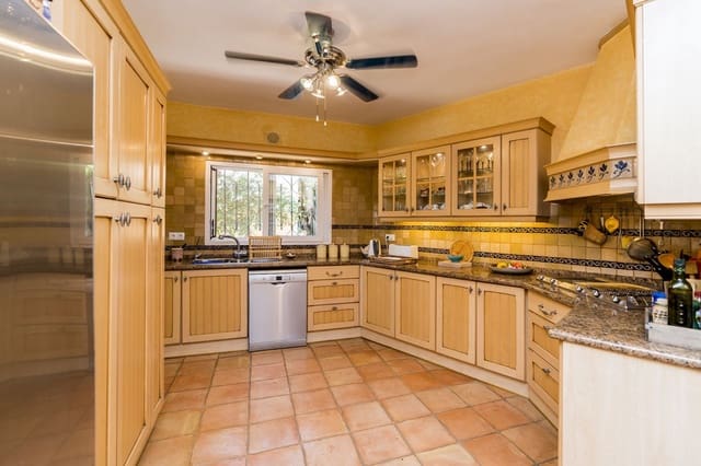 5 makuuhuone Huvila myytävänä paikassa El Paraiso, Estepona mukana uima-altaan 
autotalli - 1 695 000 € (Ref: 7033992)